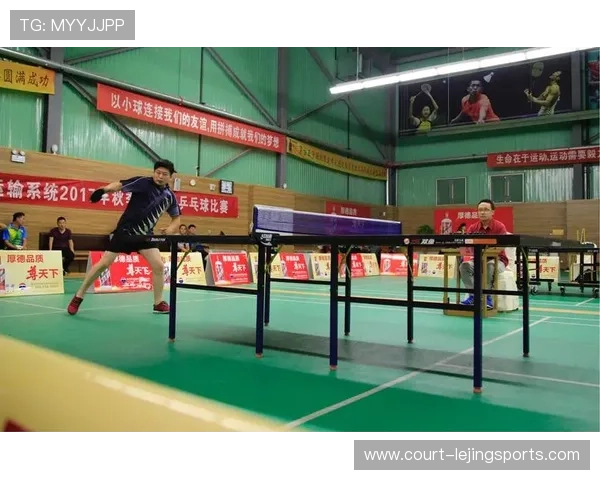 美国足球明星麦肯尼风采展示 展现实力与激情的赛场英姿